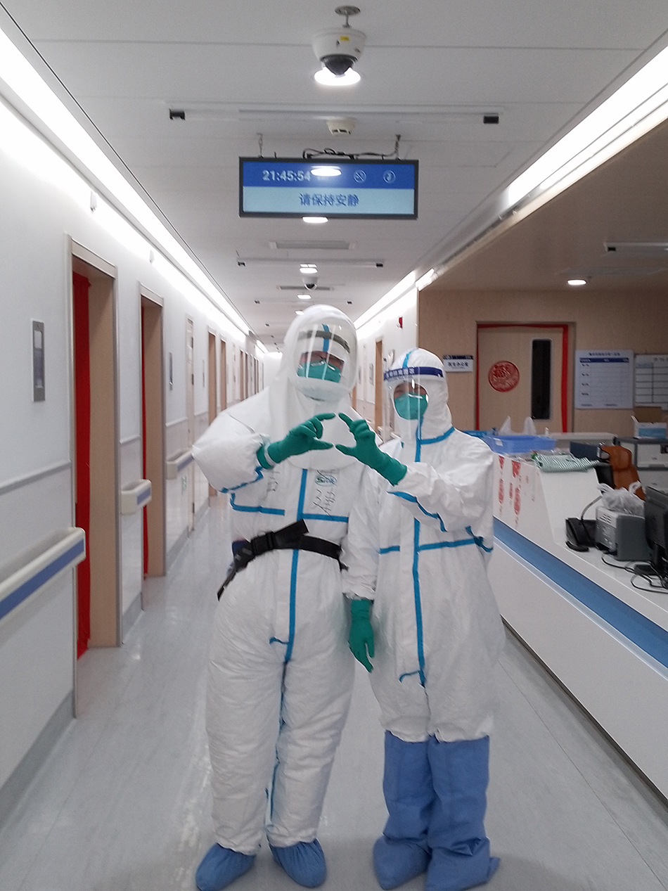 抗疫夫妻刘建建和吴艳。 本文图片均由上海市公共卫生临床中心提供
