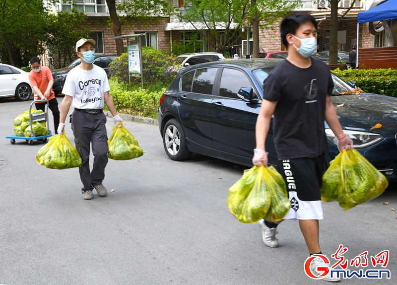 【图片故事】“守沪者联盟”丨探访上海抗疫一线：“你好，我是‘团长’！”