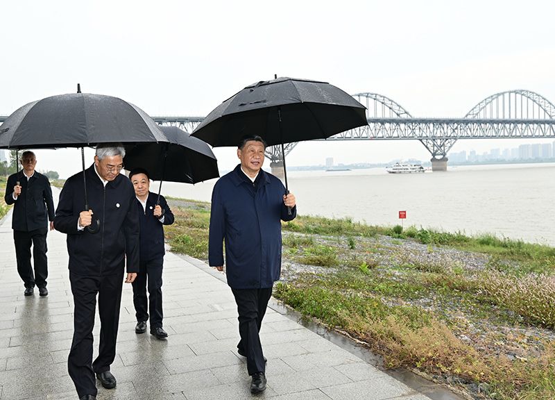 2023年10月10日至13日，中共中央总书记、国家主席、中央军委主席习近平在江西考察。这是10日下午，习近平在长江国家文化公园九江城区段考察时，冒雨沿江堤步行察看沿岸风貌。新华社记者 谢环驰 摄