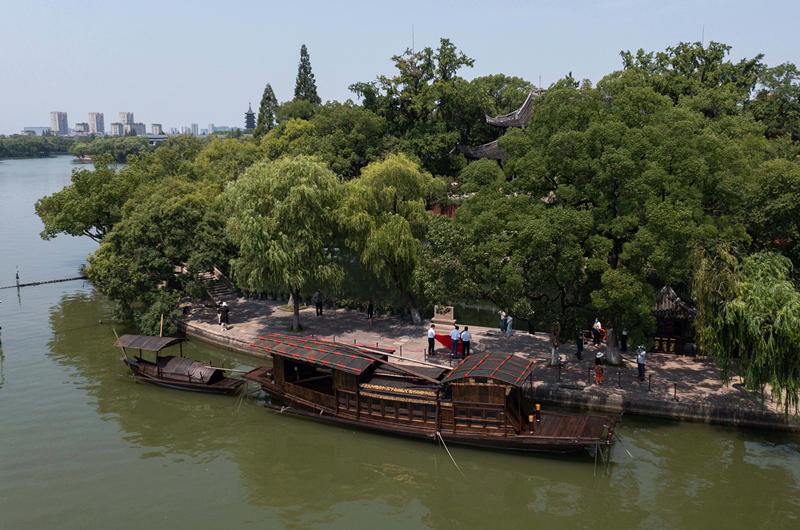 2022年7月27日，南湖红船停靠在浙江省嘉兴市南湖旅游区的湖心岛旁。