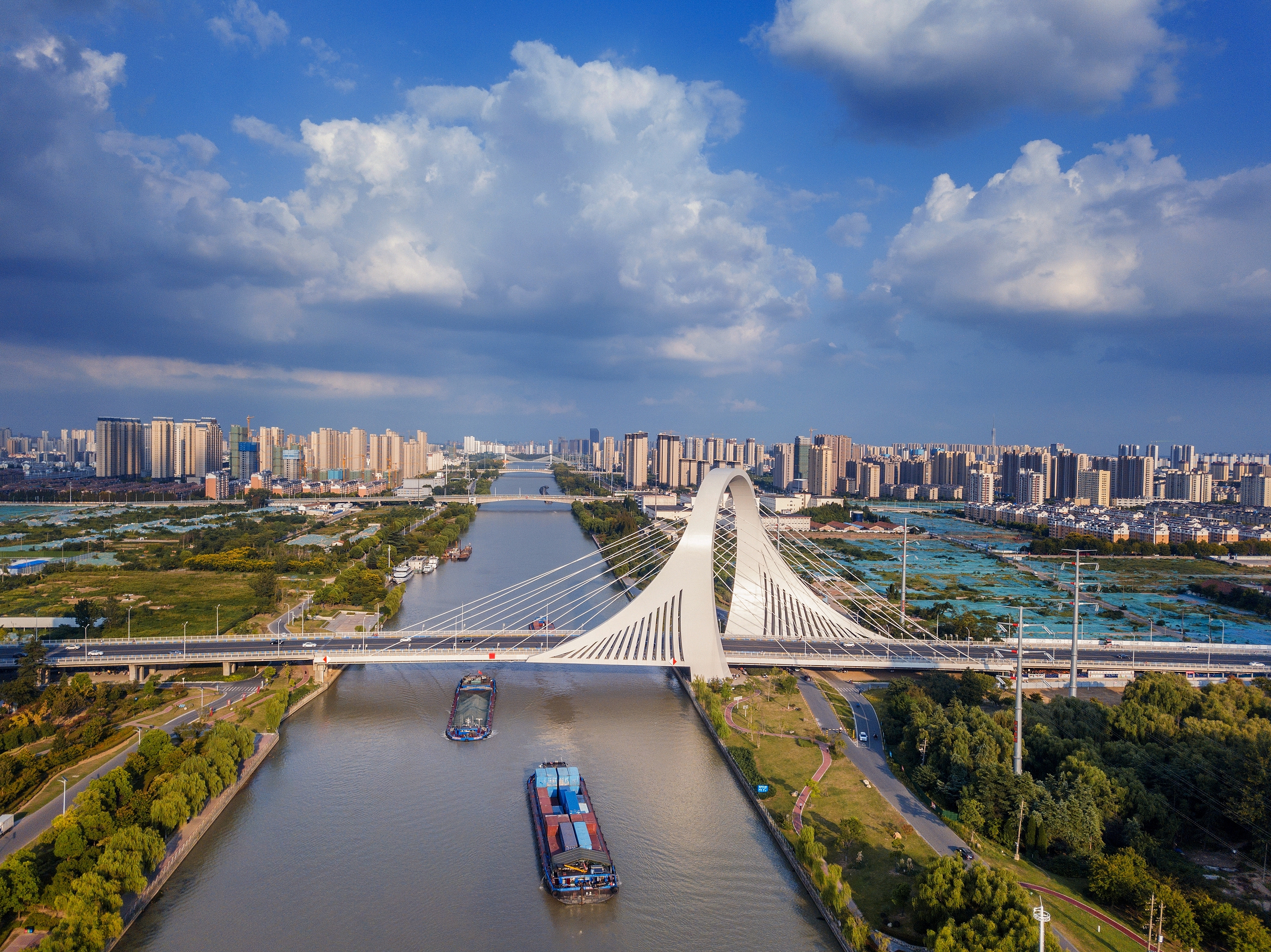 2022年9月12日，几艘船舶行驶在江苏淮安运河大桥附近。