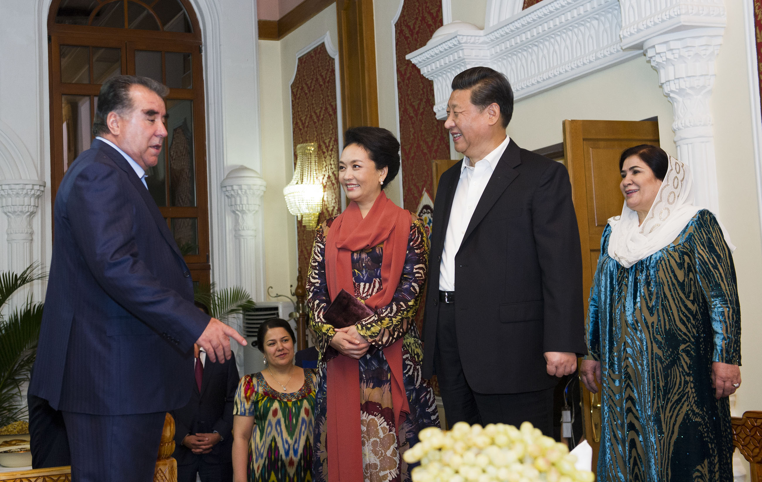 2014年9月12日，习近平主席在杜尚别出席塔吉克斯坦总统拉赫蒙举行的家宴。这是习近平主席和夫人彭丽媛在拉赫蒙夫妇陪同下参观总统官邸。