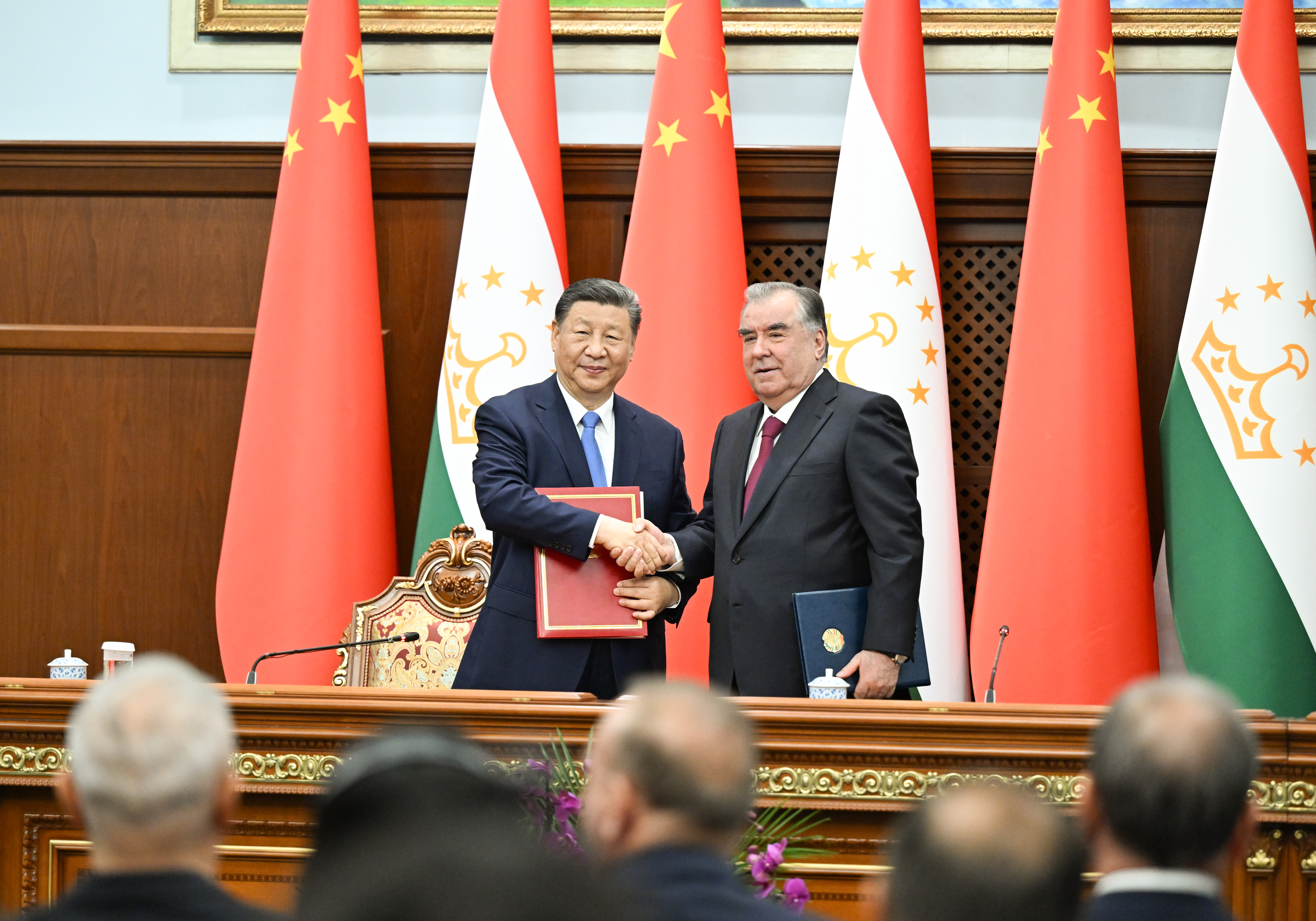 当地时间2024年7月5日下午，习近平主席同塔吉克斯坦总统拉赫蒙在杜尚别总统府举行会谈。会谈后，两国元首共同签署《中华人民共和国和塔吉克斯坦共和国关于发展新时代全面战略合作伙伴关系的联合声明》。