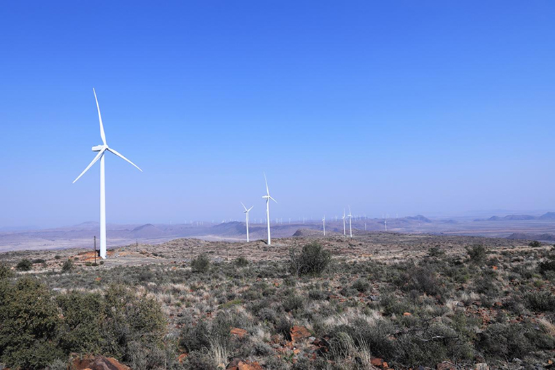 2023年8月10日，在南非北开普省德阿镇拍摄的德阿风电项目风机。
