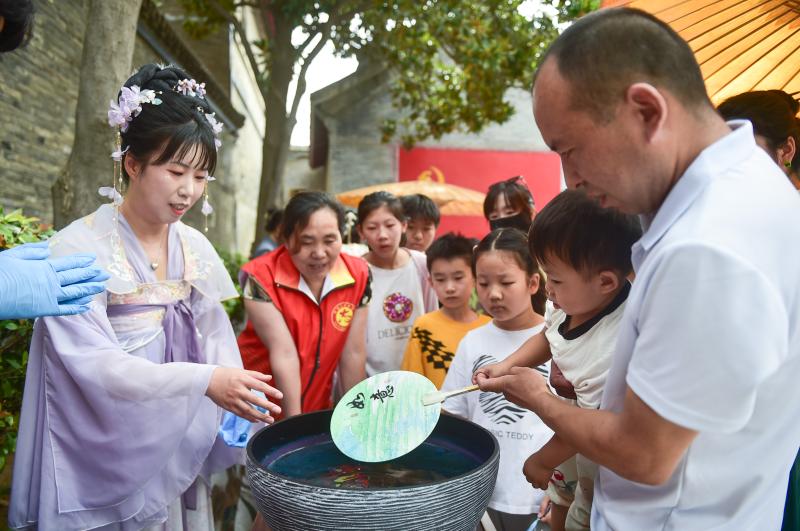 【网络中国节】新中式、周边游、非遗市集，“端午经济”热气腾腾！